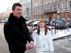похотливую шлюшку трахают в пизду в миссионерской позе