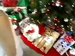 meine prächtige und zierliche brünette freundin lutscht einen schwanz unter dem weihnachtsbaum
