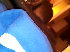 POV风格的视频fingerfucking年轻和胖乎乎的小鸡