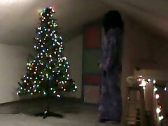 amateurfrau mit sportlichem körper tanzt am weihnachtsbaum