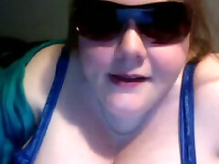 fette und schmuddelige weiße www bangladesisex vedio com mit sonnenbrille vor der webcam