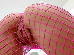 bella rose trägt rosa netzwäsche und wird hart gefickt