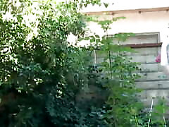 эта милфа-блондинка соблазняет молодого парня его большим твердым членом