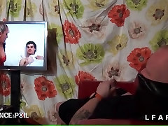 La femme de menage adore lecher des bites