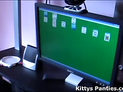 可爱的青少年的小猫在和她的母亲&039;s衣服