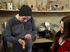 дрянную шлюху в нейлоновых чулках хорошо трахают