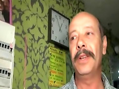 La vendeuse du sex-shop se fait defoncer a la chaine