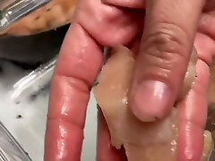 похотливая домохозяйка от первого лица мастурбирует на кухне, показывает сексуальные руки и кончает на большие сиськи
