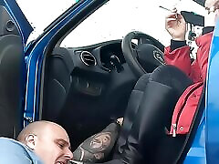 leichtes ausruhen im auto und reinigen der sohlen mit einer zunge im freien
