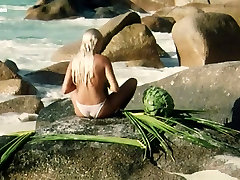 Сабрина Сиани, обнаженная с голубой Остров