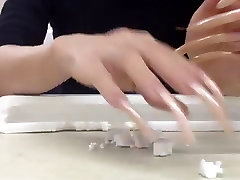 抓的指甲