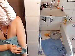 снова застукали за мастурбацией в душе