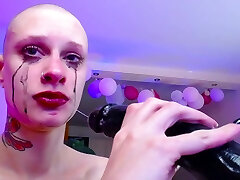 шлюха раздвигает свое горло огромным дилдо