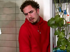 ryder rey trägt netzunterwäsche und genießt es, einen schwanz zu lutschen