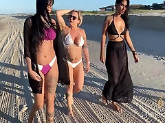 aquel passeio nua tia ben minhas amigas na praia, os rapazes muito excitados em nos ver peladinhas tomando sol. www.cassianacosta.trend squirts 8 minutos